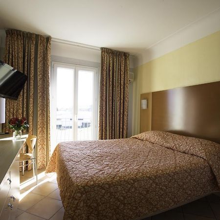 Albergo Hotel Saint-Laurent-du-Var Esterno foto
