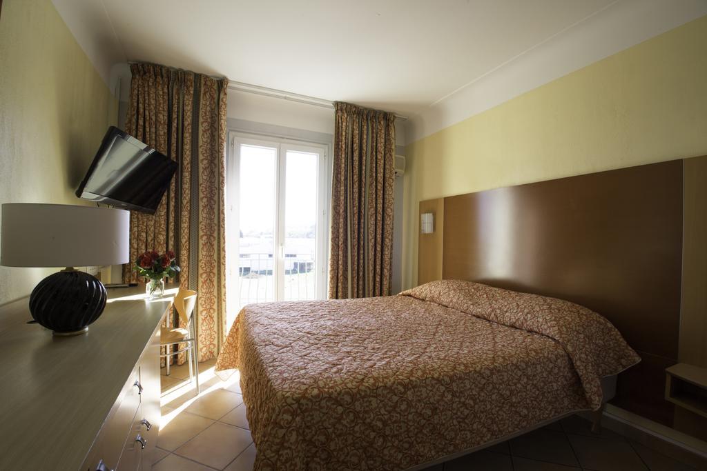 Albergo Hotel Saint-Laurent-du-Var Esterno foto