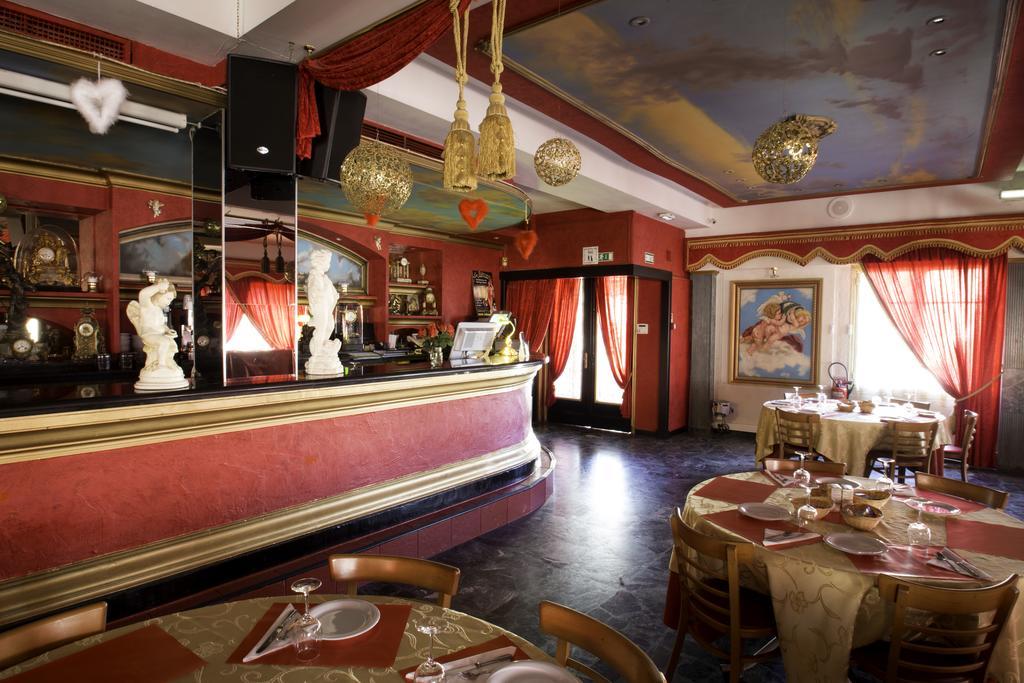 Albergo Hotel Saint-Laurent-du-Var Esterno foto