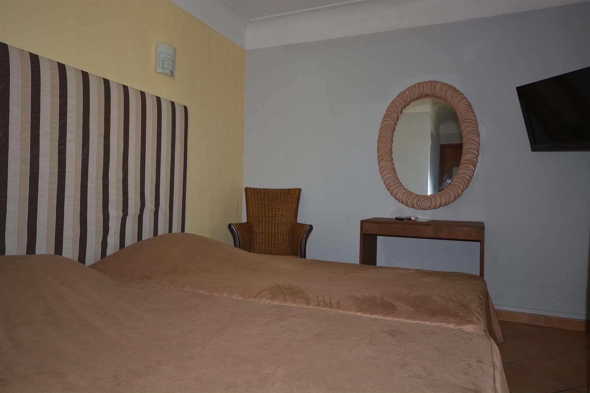 Albergo Hotel Saint-Laurent-du-Var Esterno foto