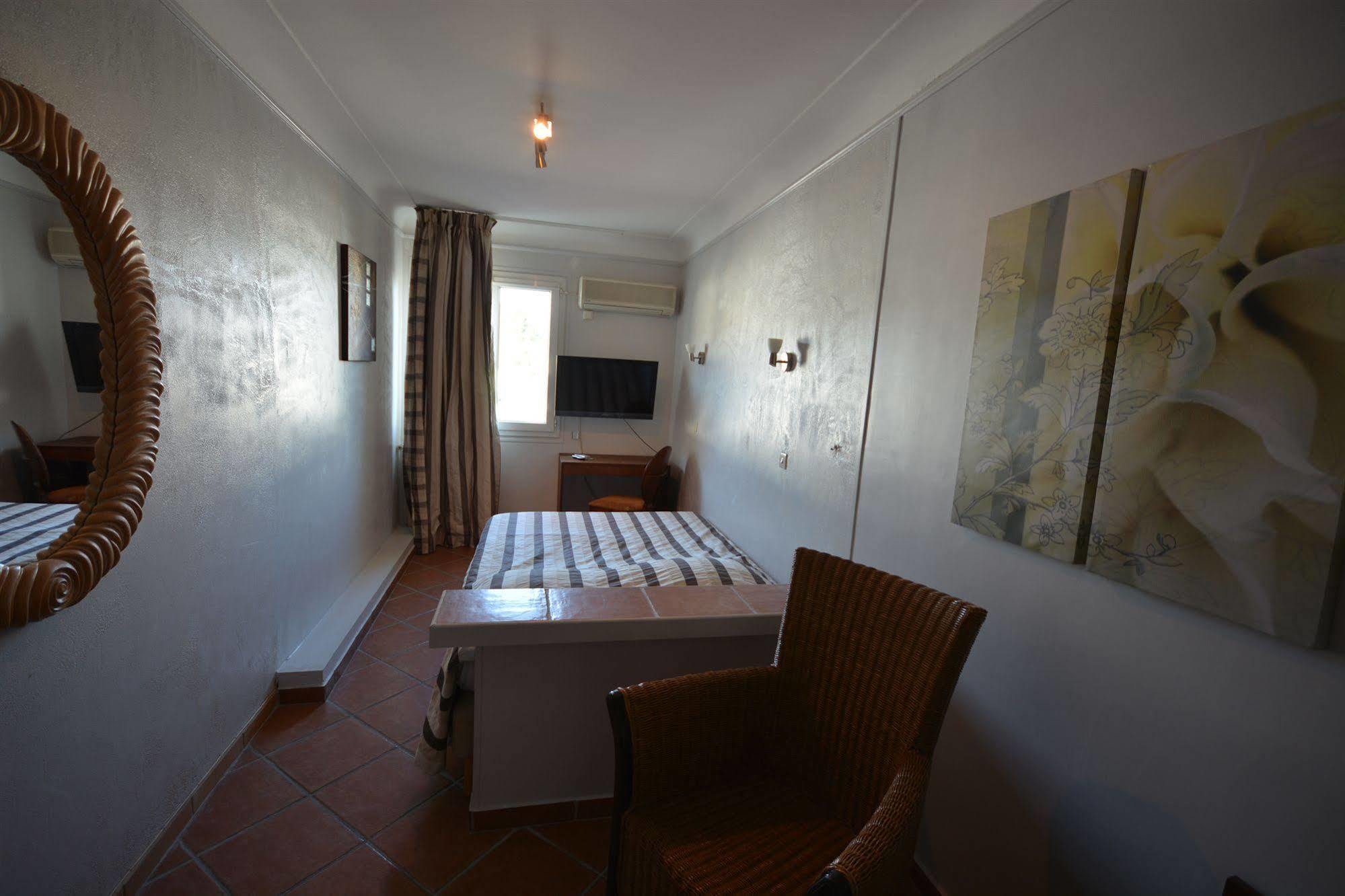 Albergo Hotel Saint-Laurent-du-Var Esterno foto