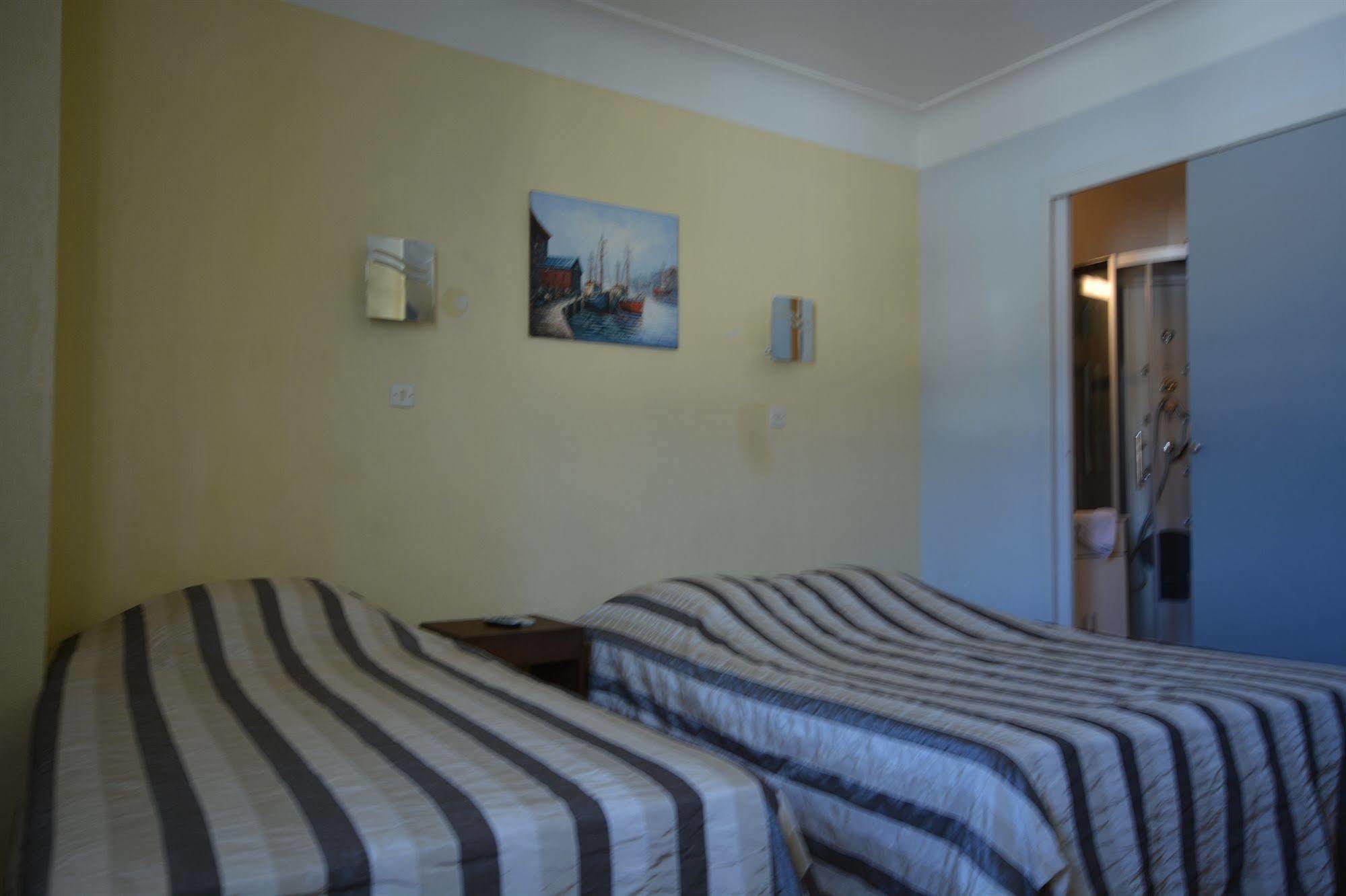 Albergo Hotel Saint-Laurent-du-Var Esterno foto