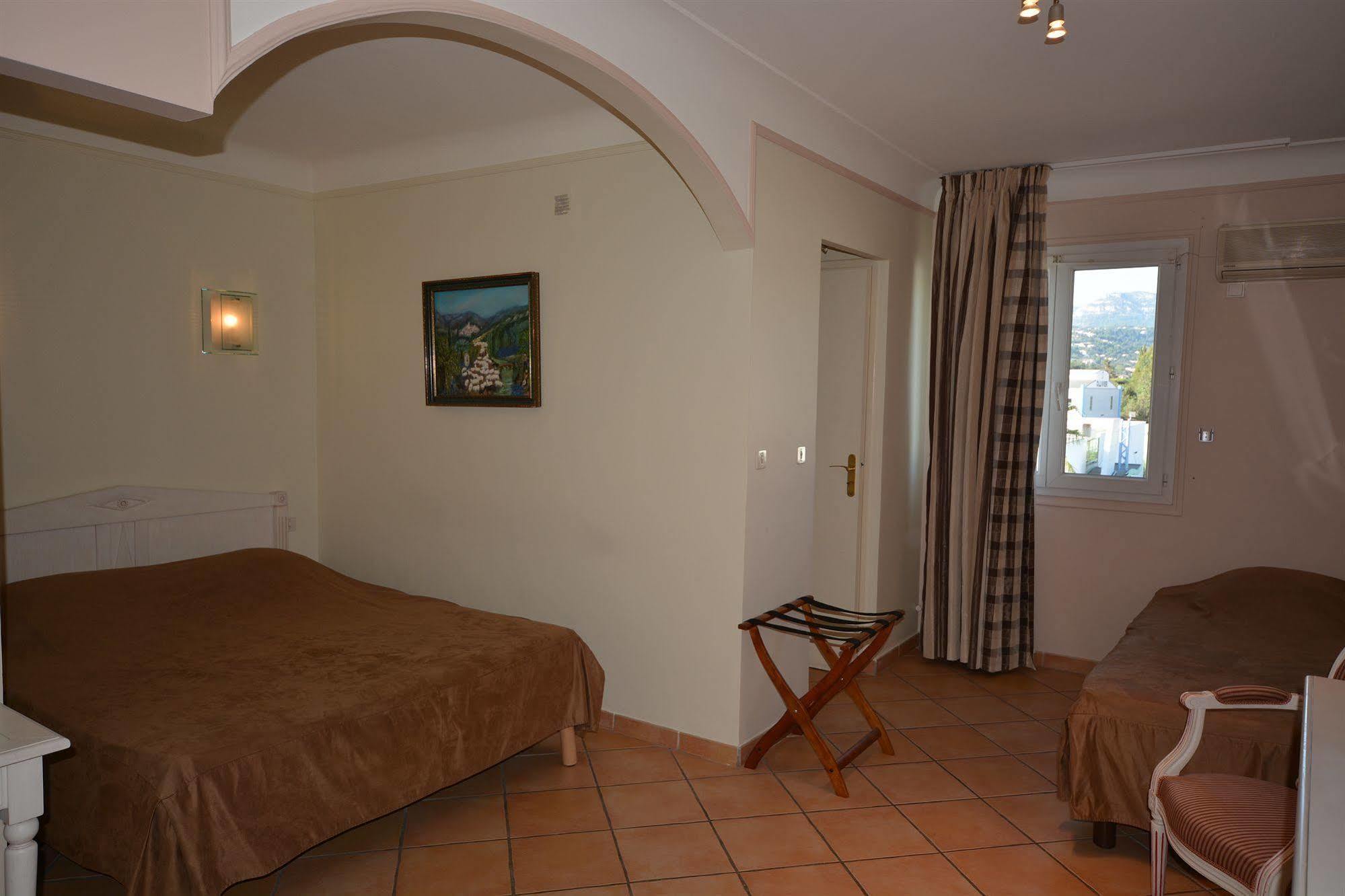 Albergo Hotel Saint-Laurent-du-Var Esterno foto